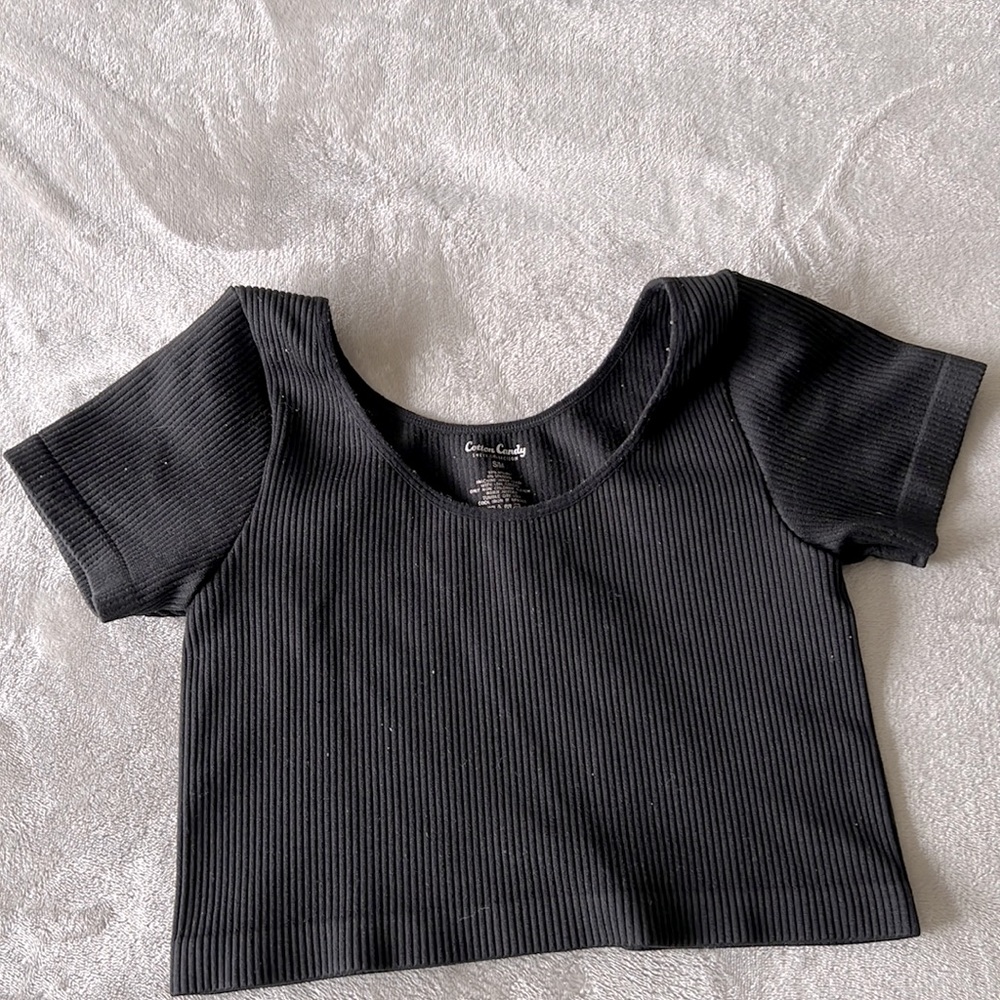 Size small, black crop top. I’m good condition, no wear or tear to the material.